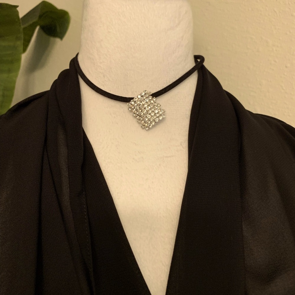 Black choker and sparkling stone’s pendant